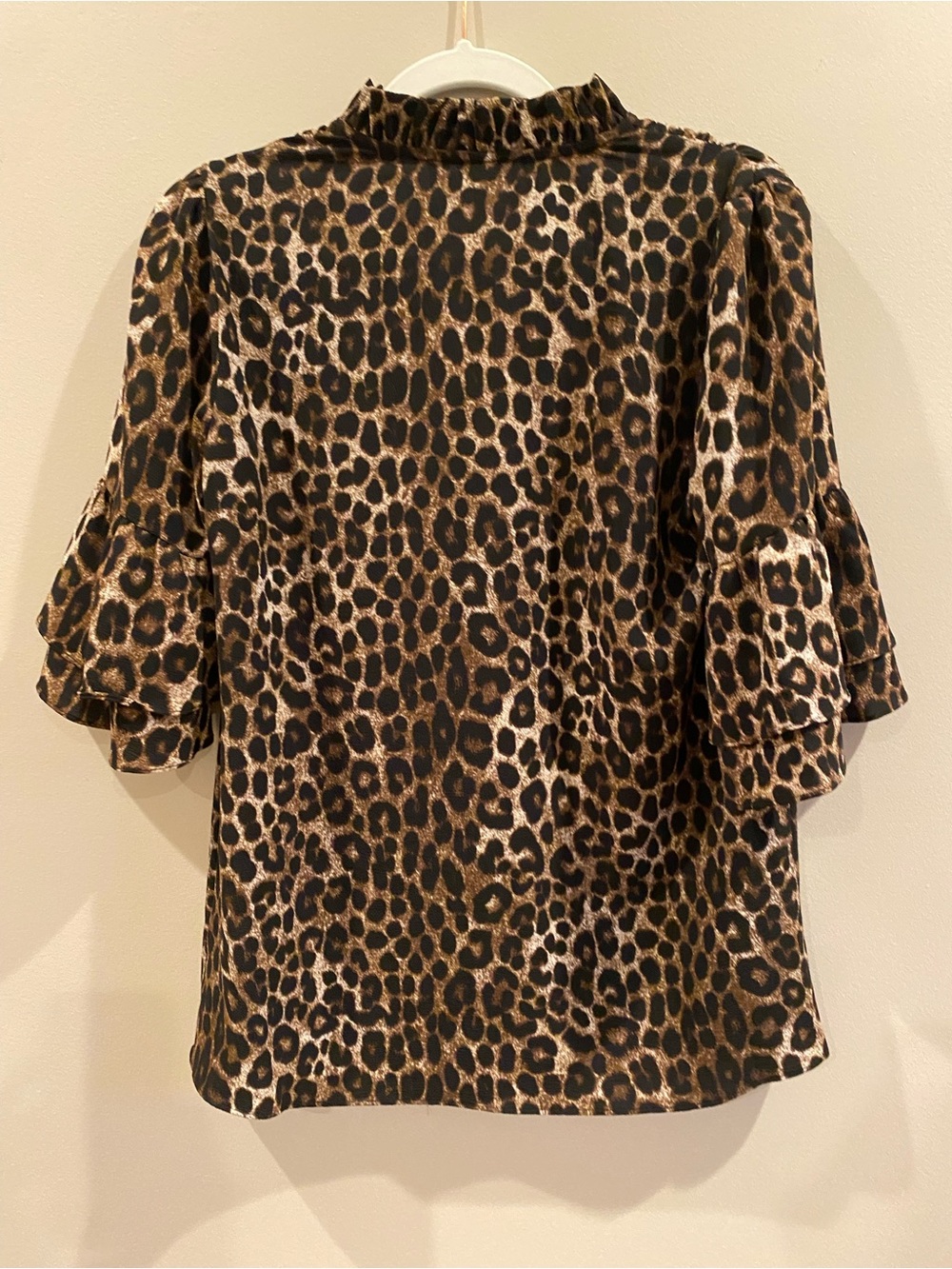 Michael Kors Leopard Print V-Neck Blouse with Tiered Bell Sleeves. Size Small - Picture 6 of 6